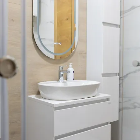 In & Out Luxury With Private Garage *